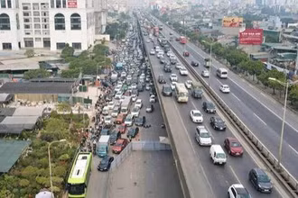 Việc rào chắn để thi công trên đường Nguyễn Xiển đang gây ùn tắc nghiêm trọng.