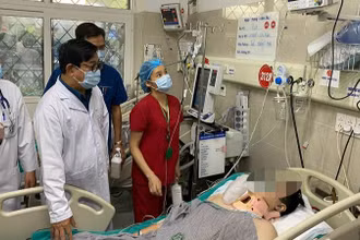Bệnh nhân nằm cấp cứu tại Bệnh viện Bạch Mai. 