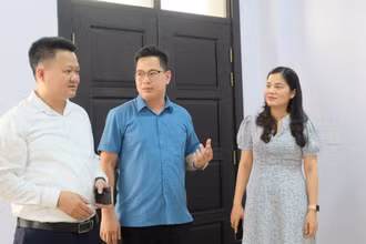 Tiến sĩ Hồ Quang Hòa (trái), Phó Giáo sư, Tiến sĩ Trần Thành Nam (giữa) chia sẻ về công tác tư vấn tham vấn tâm lý học đường.