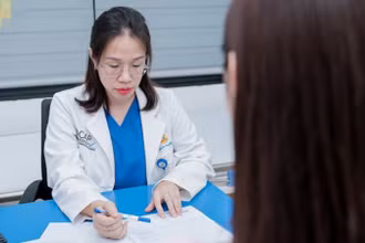 Bác sĩ khám và tư vấn cho sản phụ. (Ảnh: BVCC)