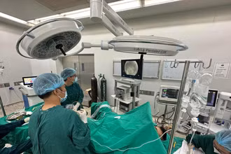 Bệnh nhân được can thiệp hỗ trợ tình trạng tắc nghẽn do sỏi.