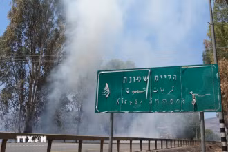 Căng thẳng dọc biên giới giữa Liban và Israel tiếp tục leo thang. Hezbollah bắn 80 quả tên lửa vào miền Bắc Israel. Ảnh: Khói bốc lên sau vụ tấn công tên lửa từ Liban xuống khu vực biên giới với Israel. (Nguồn: THX/TTXVN)