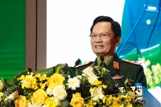Trung tướng, Giáo sư, Tiến sĩ, Thầy thuốc nhân dân Mai Hồng Bàng, Giám đốc Bệnh viện Trung ương Quân đội 108.