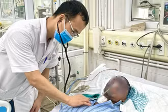 Bác sĩ thăm khám cho người bệnh mắc thủy đậu.