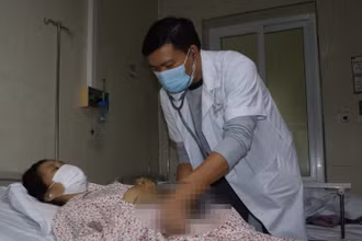 Sản phụ được chăm sóc sau sinh.