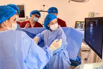 Các bác sĩ can thiệp cứu sống thai nhi. 