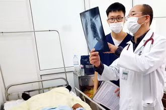 PGS, TS Đỗ Duy Cường, Giám đốc Trung tâm Bệnh nhiệt đới, Bệnh viện Bạch Mai thăm khám cho bệnh nhân.