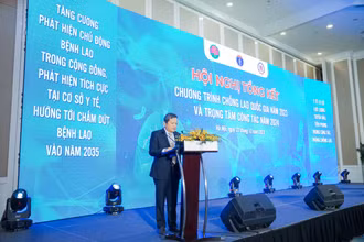 Tiến sĩ, bác sĩ cao cấp Đinh Văn Lượng, Giám đốc Bệnh viện Phổi Trung ương.