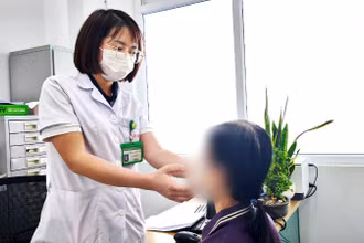 Bác sĩ khám cho bệnh nhân. 