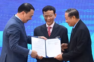 Tiến sĩ Nguyễn Ngô Quang, Cục trưởng Cục Khoa học công nghệ và Đào tạo, Bộ Y tế, (bên trái) trao Quyết định phê duyệt triển khai thử nghiệm lâm sàng VISTA-1 cho đại diện Bệnh viện Đa khoa Tâm Anh.