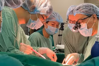 Các bác sĩ tiến hành ghép tạng tại Bệnh viện Thanh Nhàn.