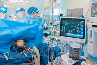Các bác sĩ tiến hành ghép thận cho người bệnh. 