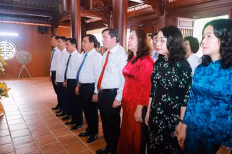 Đồng chí Nguyễn Xuân Thắng và Đoàn đại biểu dâng hoa, dâng hương tưởng niệm cố Tổng Bí thư Lê Hồng Phong. 