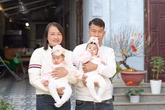 Gia đình chị Liên và anh Trung đón hai thiên thần nhỏ. 