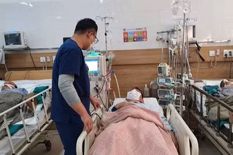 Bác sĩ Trung tâm Chống độc đang thăm khám cho bệnh nhân ngộ độc methanol.