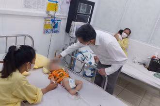 Thứ trưởng Y tế Trần Văn Thuấn kiểm tra công tác phòng, chống sởi tại Bệnh viện Phụ Sản Nhi Đà Nẵng. 