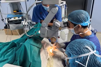 Các bác sĩ ghép giác mạc cho người bệnh. 