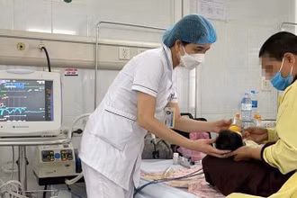 Bé V. được chăm sóc, điều trị tích cực tại Bệnh viện Đa khoa Đông Anh.