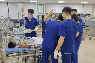 Các bác sĩ tiến hành cấp cứu cho bệnh nhân.