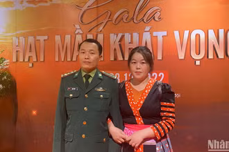 Vợ chồng chị Hờ Thị Vá và anh Sùng A Dình (34 tuổi), dân tộc Mông. (Ảnh: THU PHẠM)