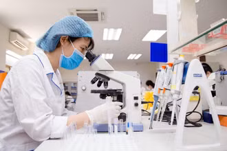 Kỹ thuật viên khoa Huyết thanh học nhóm máu, Viện Huyết học-Truyền máu tiến hành các xét nghiệm.