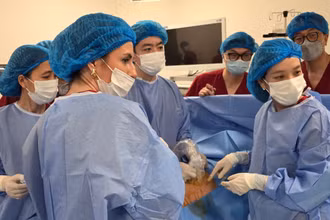 Tiến sĩ, bác sĩ Đỗ Tuấn Đạt, Trưởng khoa Sản bệnh A4, Bệnh viện Phụ sản Hà Nội cùng ê-kíp lần đầu tiên hút dịch màng phổi thai nhi từ bụng mẹ.