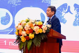 Tiến sĩ, bác sĩ cao cấp Đinh Văn Lượng, Giám đốc Bệnh viện Phổi Trung ương phát biểu khai mạc hội nghị.