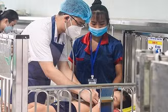 Bệnh nhi đang nằm điều trị tại bệnh viện.