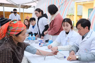 Các y, bác sĩ tham gia chương trình khám bệnh cho người dân.