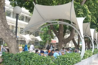 Khu vực ngồi chờ của người nhà bệnh nhân tại Bệnh viện Bạch Mai được trang bị ô che và hệ thống phun sương từ năm 2021.
