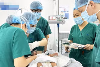 Bác sĩ kiểm tra, chuẩn bị gây mê phẫu thuật cho bé S.