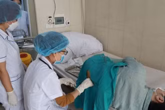 Bác sĩ thực hiện các xét nghiệm cần thiết để xác định nguyên nhân mắc bệnh của người bệnh.