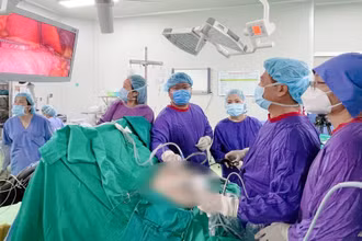Các bác sĩ phẫu thuật tạo hình dạ dày ống đứng điều trị béo phì cho bệnh nhân.
