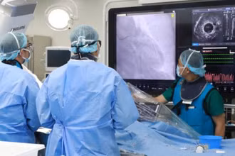 Can thiệp đặt stent tái thông động mạch vành cho người bệnh. (Ảnh minh họa)