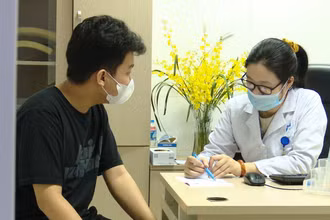 Bệnh nhân đến khám tại Bệnh viện Da liễu Trung ương. 