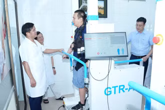 Hệ thống robot phục hồi chức năng cho người bệnh.