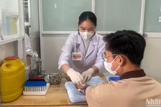 Lấy máu xét nghiệm định kỳ cho người điều trị PrEP.