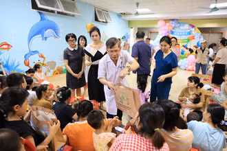 Mang Tết thiếu nhi đến bệnh viện cho các em nhỏ