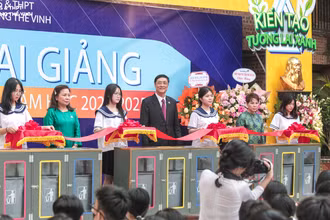Ban Giám hiệu trường cắt băng khánh thành thùng rác phân loại mới, khởi động dự án "Lương Thế Vinh - Kiến tạo tương lai xanh".