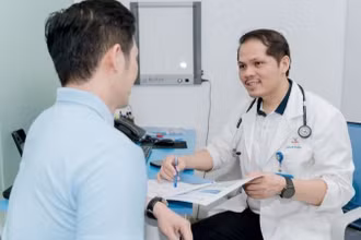 Tiến sĩ, bác sĩ Ngô Chí Cương, Phó Giám đốc Bệnh viện đa khoa Medlatec tư vấn cho người bệnh. 