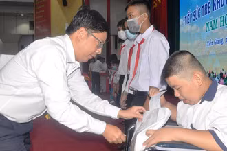 Trao học bổng cho học sinh khuyết tật.