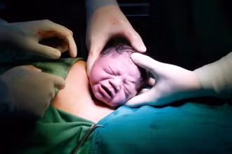 Bé trai Nguyễn Nhật Quang nặng 3.550g chào đời.