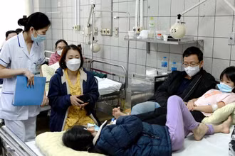 Các cháu nằm điều trị tại Bệnh viện Bạch Mai.