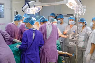 Các bác sĩ Bệnh viện E can thiệp tim mạch cho bệnh nhân. 