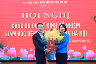 Tiến sĩ, bác sĩ Trần Thị Nhị Hà, Giám đốc Sở Y tế Hà Nội vừa trao Quyết định bổ nhiệm Giám đốc Bệnh viện Phụ Sản Hà Nội cho Tiến sĩ, bác sĩ chuyên khoa II Mai Trọng Hưng.