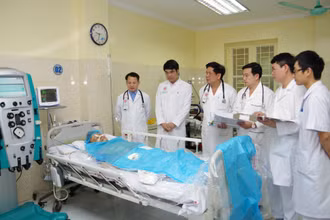 Các bác sĩ tại Viện thăm khám, hội chẩn cho trường hợp nặng.