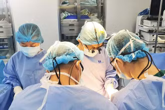 Các bác sĩ can thiệp cho người bệnh. 