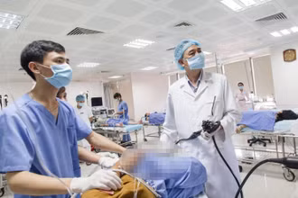 Giáo sư, Tiến sĩ Đào Văn Long nội soi đại tràng cho người bệnh.