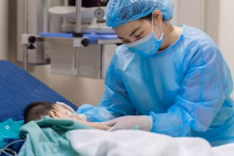 Hạnh phúc bên con sau ca ghép gan. 