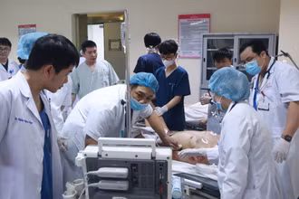 Các bác sĩ khẩn trương hồi sức cho người bệnh. 